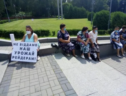 Рейдери виграли суд: селяни з Рівненщини залишились без урожаю