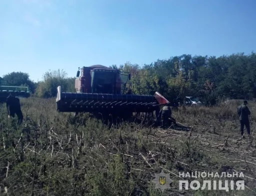 На Кіровоградщині поліція зі зброєю вигнала з поля загін рейдерів