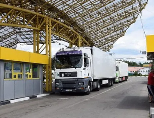 Рух вантажівок через польський кордон відновлено