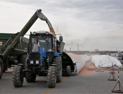 Фермери з 11 областей вже отримали більше 6 000 рукавів для зберігання зерна
