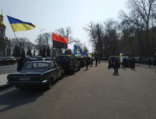 “Ні дерибану під час карантину”: аграрії та націоналісти влаштували автопробіг вулицями Києва проти закону про ринок землі