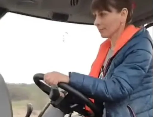 Поки фермери захищають країну, їхні дружини засівають поля