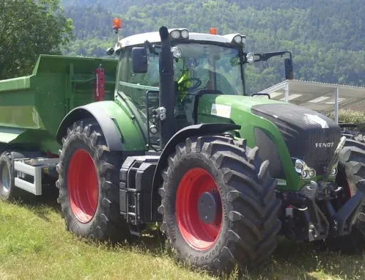 Fendt 936 является наиболее высокотехнологичным. Он имеет множество различных настроек для работы с различными сельхозорудия и даже механизаторы многих особенностей управления просто не знают