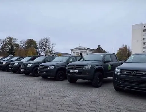 Учасники ВАР передали на фронт ще 13 автомобілів
