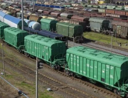 У чергах на кордонах стоять понад 8 тис. вагонів із зерном