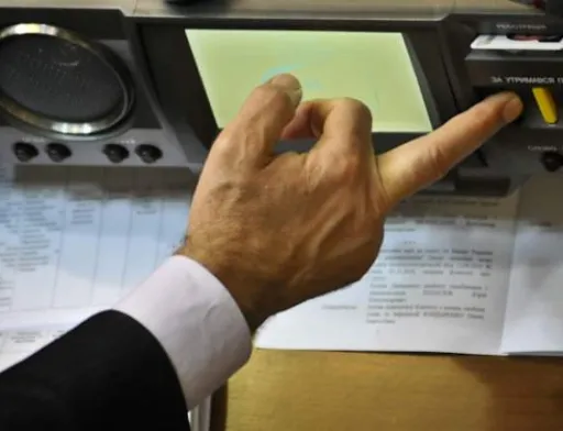 29 нардепів агрокомітету ВРУ мають 150 фірм, з яких 100 - пов’язані з  агропромисловістю, 7 депутатів напряму пов’язані з агрохолдингами, 5 - не вказали бізнес-активів у своїй декларації, 3  мають агробізнес, записаний на родичів, 4 - є  "кнопкодавами"