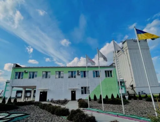 Над заводом «Добродія» знову підняли український прапор