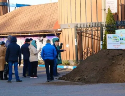 Активісти привезли землі черкаському «слузі народу»