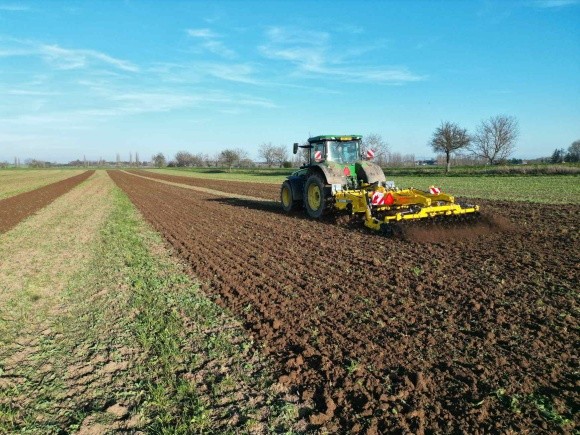 Як TERRALAND PROFI змінює підхід до обробітку ґрунту фото, ілюстрація