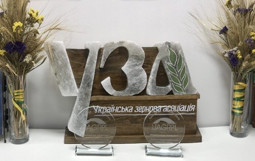 УЗА вважає бажання «Укрзалізниці» експортувати зерно відповіддю на вимоги прискорити допуск приватної тяги фото, ілюстрація