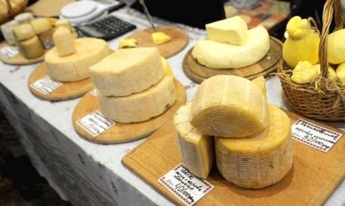 Білоруси заробили мільйони на постачанні українських сирів у Росію. Їх за це посадили до в'язниці фото, ілюстрація