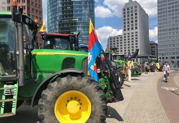 У Берліні мітингували фермери, автобусні компанії та екозахисники фото, ілюстрація