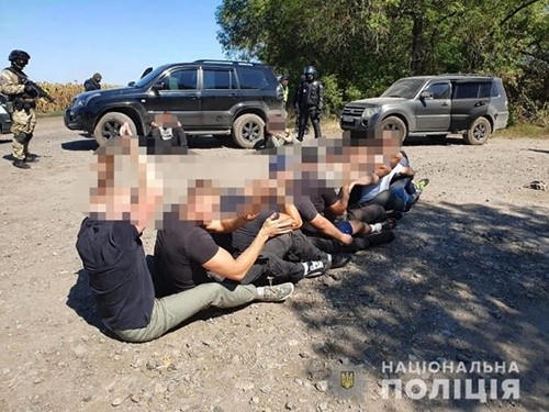 Поліція Харківщини затримала 15 рейдерів, які напали на державне дослідницьке господарство фото, ілюстрація
