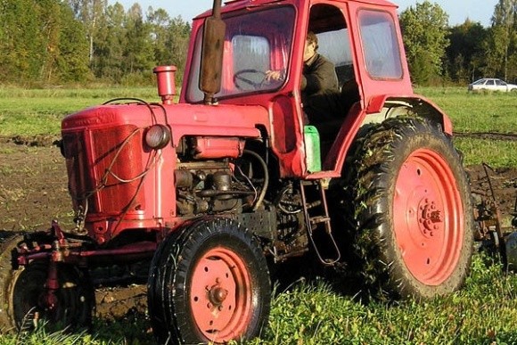 Житель Тернопільщини потерпів від продавця віртуальних тракторів фото, ілюстрація