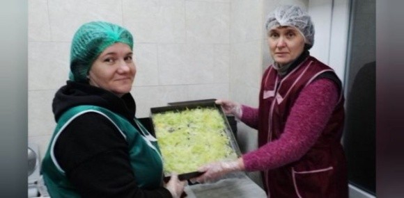 У Петриківській громаді переробляють овочі та фрукти на смаколики для захисників фото, ілюстрація