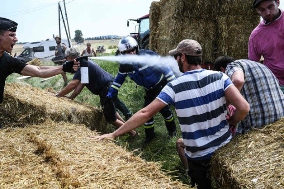 Французькі фермери зірвали "Тур де Франс", закидавши гонщиків сіном фото, ілюстрація