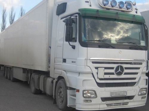 В Україну намагались ввезти овочі з Узбекистану на вантажівках з фальшивими номерами фото, ілюстрація