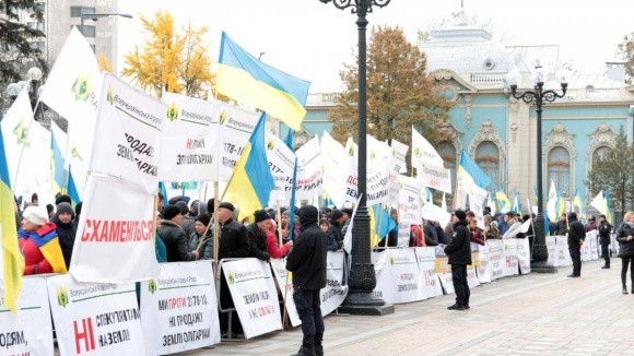 Аграрії продовжать протест проти розпродажу України під парламентом фото, ілюстрація