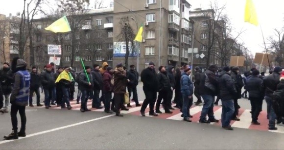 У Києві учасники акції протесту проти закону про ринок землі перекрили рух на кількох центральних вулицях фото, ілюстрація