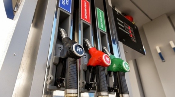 Дешевого бензину не буде, — експерт про рекордне падіння цін на нафту фото, ілюстрація
