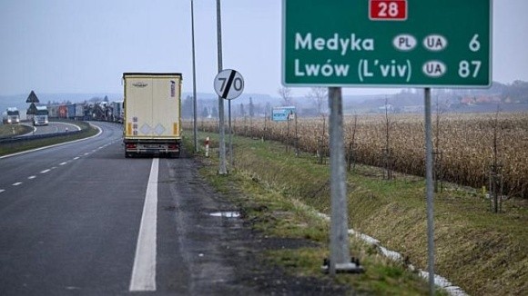 Блокада кордону продовжується: на деяких пунктах пропуску вантажівки не пропускають взагалі фото, ілюстрація