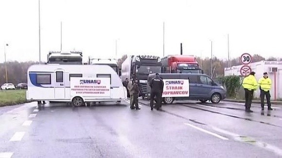 Страйк словацьких перевізників: заблоковано 955 вантажівок фото, ілюстрація