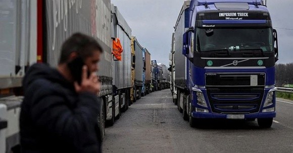 Блокада пунктів пропуску: в бік Польщі рух вантажівок зупинено фото, ілюстрація
