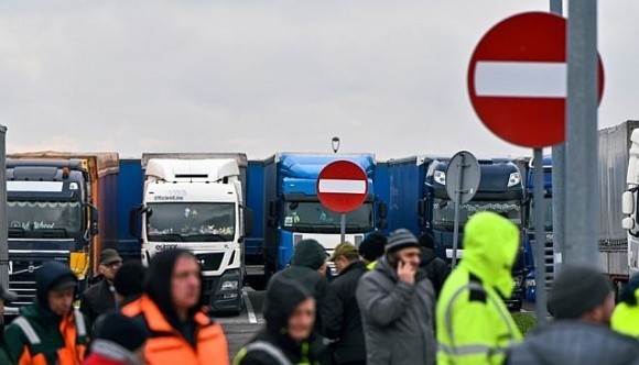 Блокада на кордоні: тисячі вантажівок продовжують стояти в чергах фото, ілюстрація