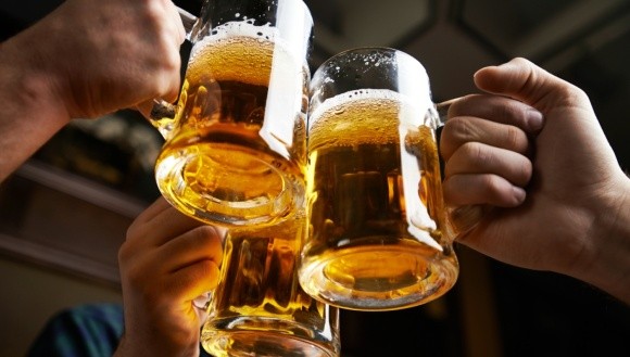 Українці відмовилися від дорогого алкоголю на користь пива і вина фото, ілюстрація