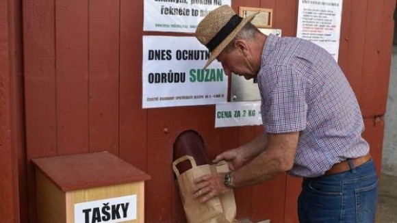 Чеський фермер змайстрував автомат із продажу картоплі фото, ілюстрація