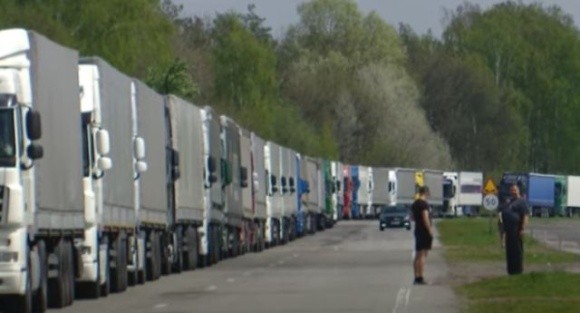 На Чонгарі зафіксували кілометрові затори вантажівок із вкраденим в Україні продовольством фото, ілюстрація