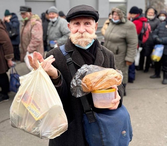 Понад 1600 малозабезпечених літніх людей у Києві отримали продуктові набори за підтримки Corteva Agriscience та GlobalGiving фото, ілюстрація