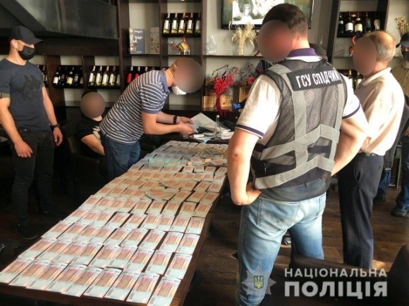 У Києві правоохоронці затримали організатора схеми розкрадання майна одного з підприємств Держрезерву  фото, ілюстрація