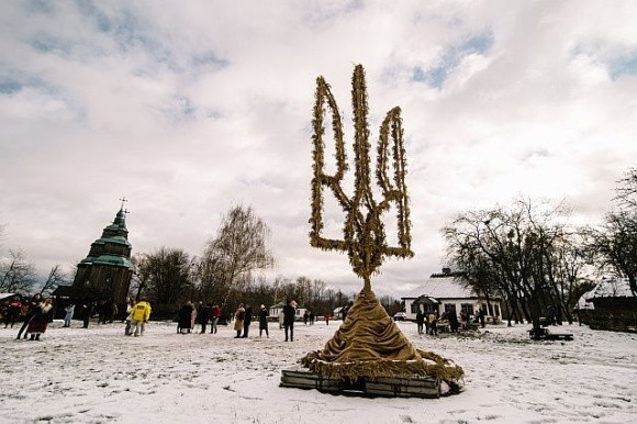 У Києві на Різдво встановили найбільший тризуб з дідухів в Україні фото, ілюстрація