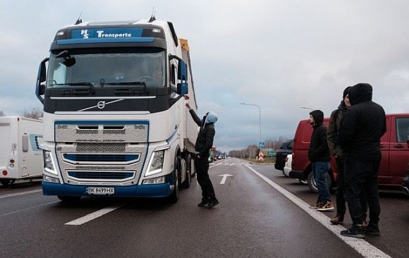 Польські перевізники заблокували проїзд вантажівок через «Дорогуськ-Яготин» фото, ілюстрація