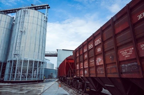 Приднепровские железнодорожники на треть увеличили перевозки зерна нового урожая фото, иллюстрация