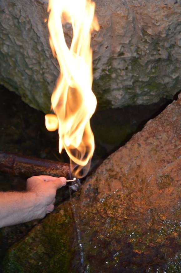 Унікальне карпатське джерело, що горить (ВІДЕО) фото, ілюстрація