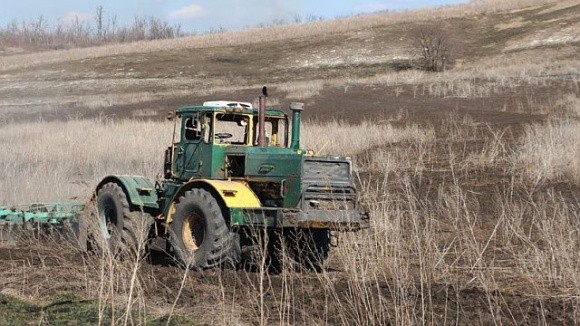 Фермери намагаються розміновувати поля: безпілотний трактор працює на Донеччині фото, ілюстрація