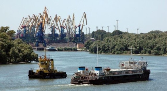 Експорт українського зерна на Дунаї забезпечує армада дрібних старих зерновозів фото, ілюстрація
