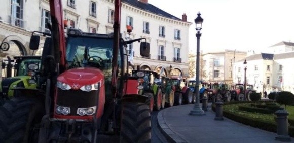 Французькі фермери протестували на тракторах проти адміністративних обмежень фото, ілюстрація