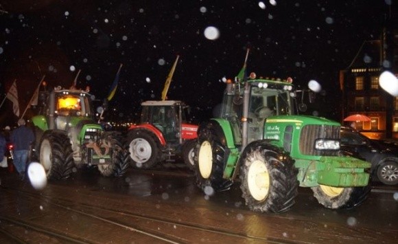 У Гаазі тисяча фермерів на тракторах мітингували проти закону про шкідливі викиди фото, ілюстрація