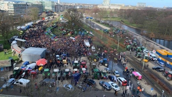 В Гааге тысячи фермеров протестуют против намерений правительства по выбросам фото, иллюстрация