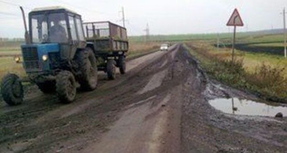 На Рівненщині селяни вимагають від орендарів землі чистити техніку і не забруднювати дороги фото, ілюстрація