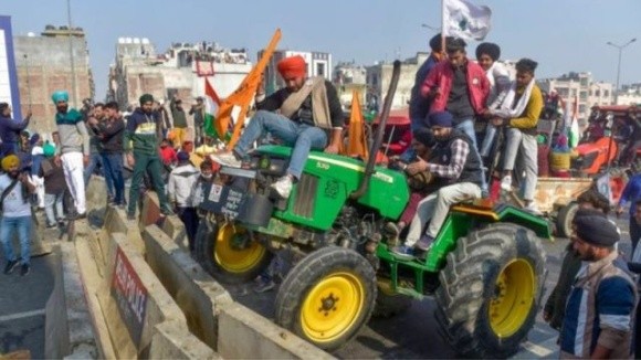 Десятки тисяч фермерів на тракторах штурмують столицю Індії фото, ілюстрація