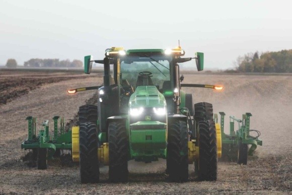 Безпілотні трактори John Deere масово оброблятимуть територію без втручання людини вже цієї осені фото, ілюстрація