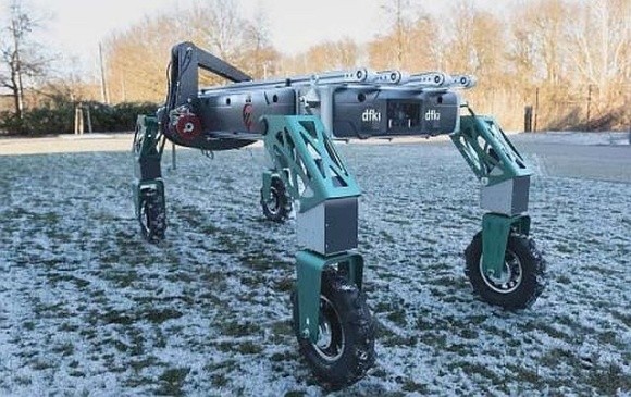 Німецький центр робототехніки розробляє комбайн для збору полуниці фото, ілюстрація