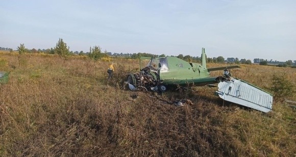 На полі поблизу Житомира впав легкомоторний літак, який обприскував поля фото, ілюстрація