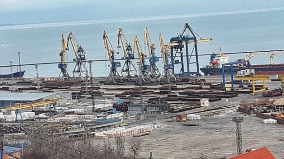 Окупанти за два місяці нового року «експортували» з порту Маріуполя майже 30 тис. т українського зерна фото, ілюстрація