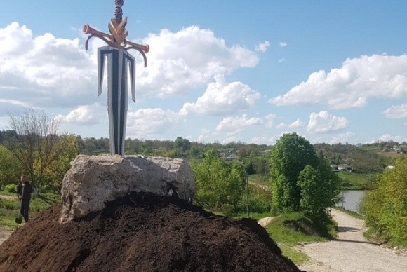 На Вінниччині фермер створив металеву скульптуру із деталей с/г техніки фото, ілюстрація