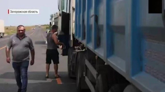 Через Мелітополь на Крим їдуть каравани самоскидів із краденим зерном фото, ілюстрація